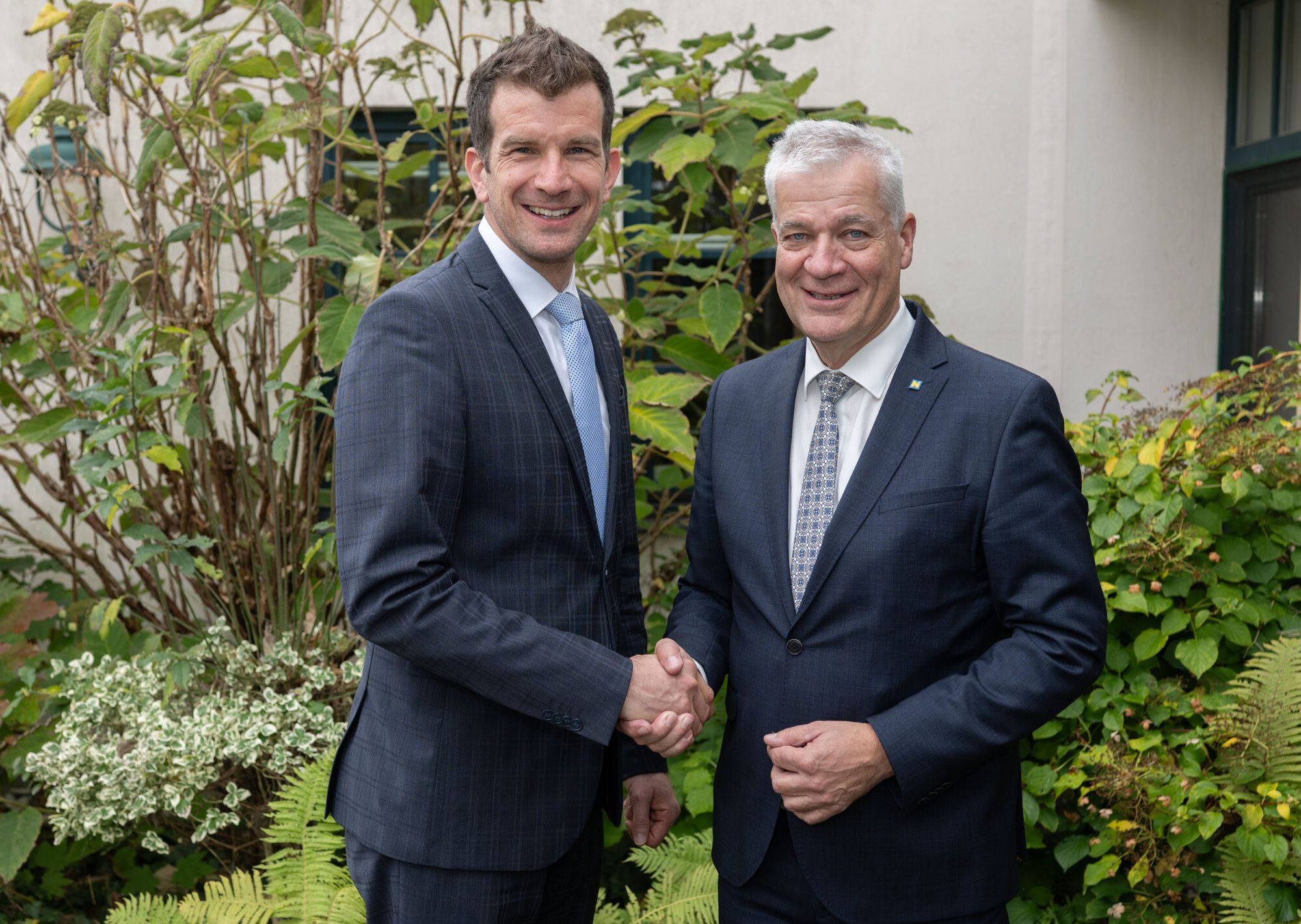 Christian Macho und Anton Kasser geben sich die Hand.