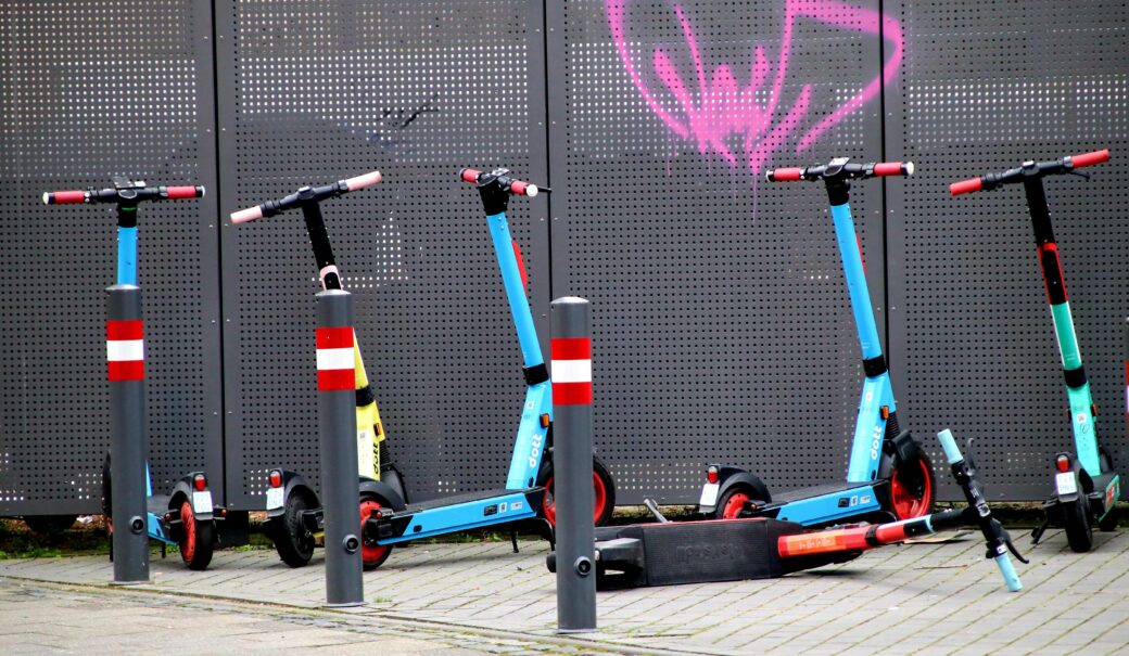 Aus dem Bilod sind 5 Scooter in den Farben blaz, türkis und gelb zu sehen.