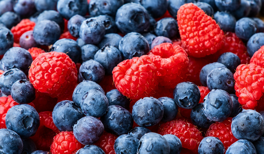 Heidelbeeren und Erdbeeren